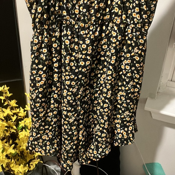 Floral Cut Out Romper - Picture 10 of 10